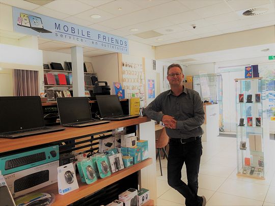 Mobile-Friends-Maarten-in-winkel-bewerkt-1634658687.jpg