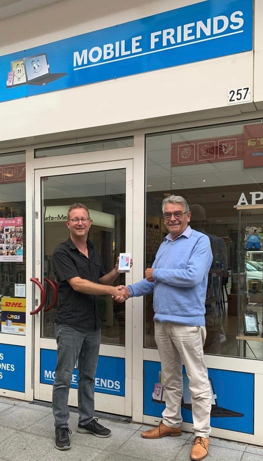 fysieke-levering-Samsung-aan-Stichting-Leergeld-Frans-en-Maarten-1658756769.jpg